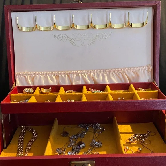 Elegant Red Jewelry Box. Vintage 1960’s - Picture 5 of 16